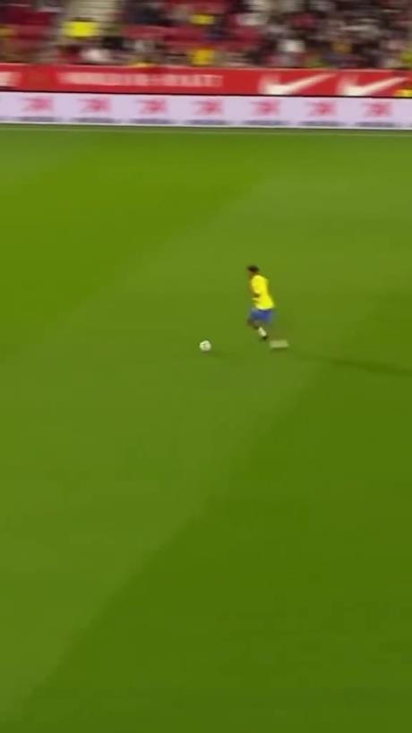 45歲還開(kāi)掛！小羅再現(xiàn)牛尾巴過(guò)人，微笑單挑門(mén)將輕松打進(jìn)